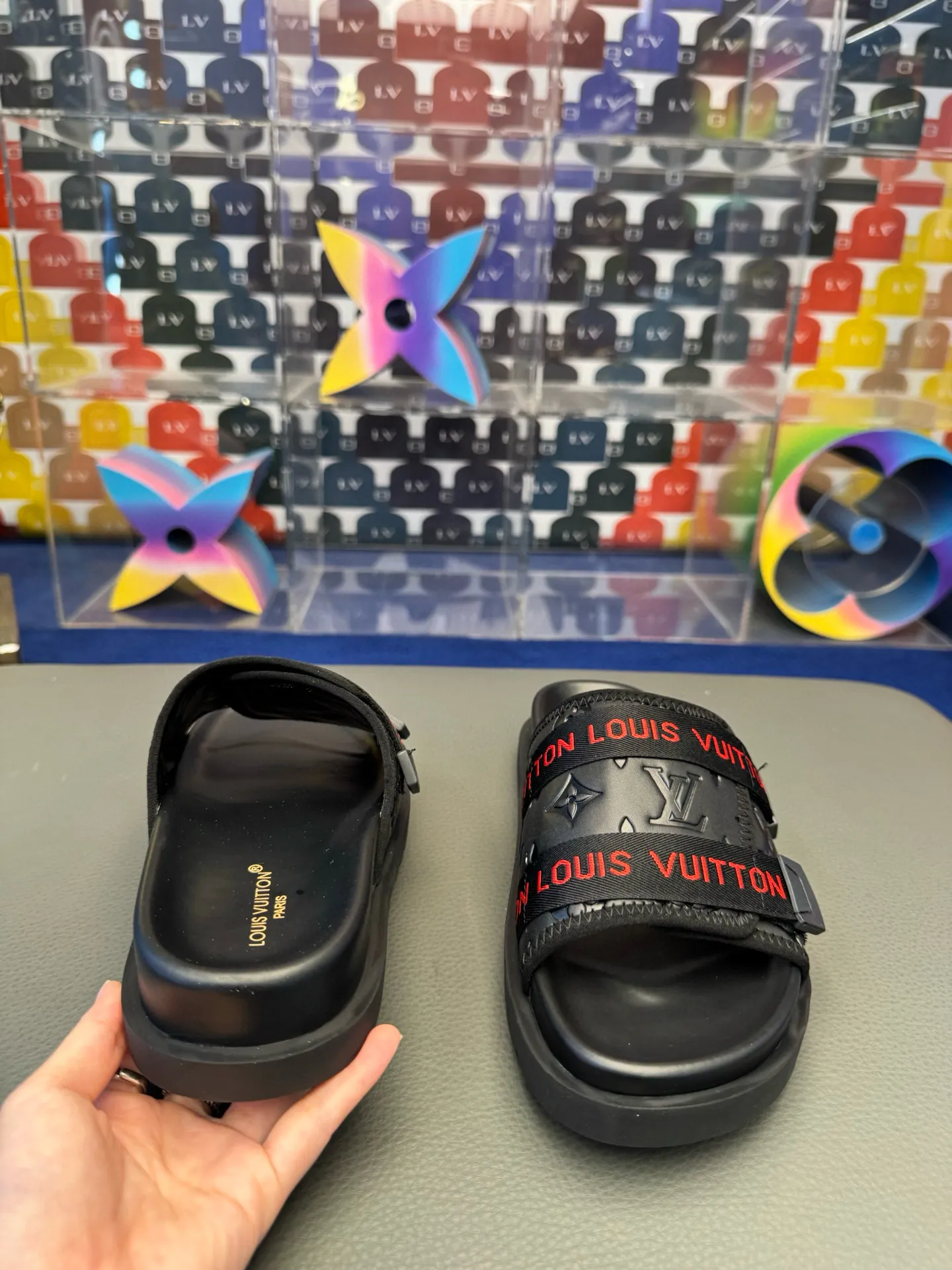 [L Home] P: 340💰Size: 38-45 Top purchasing lv men's summer slippers, classic presbyopia with soft real leather lining, unique color splicing effect, distinctive personality, fashionable and trendy essential style, light and comfortable. Lightweight and tough rubber insole, micro ridged foam outsole, super comfortable!